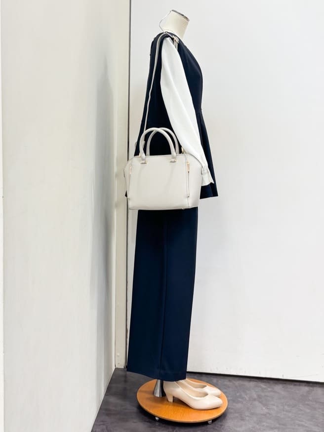 yukariさんの「grove｜【マシンウォッシュ/防シワ】袖ドッキングペプラムブラウス【着回しカセット】」を使ったコーディネート