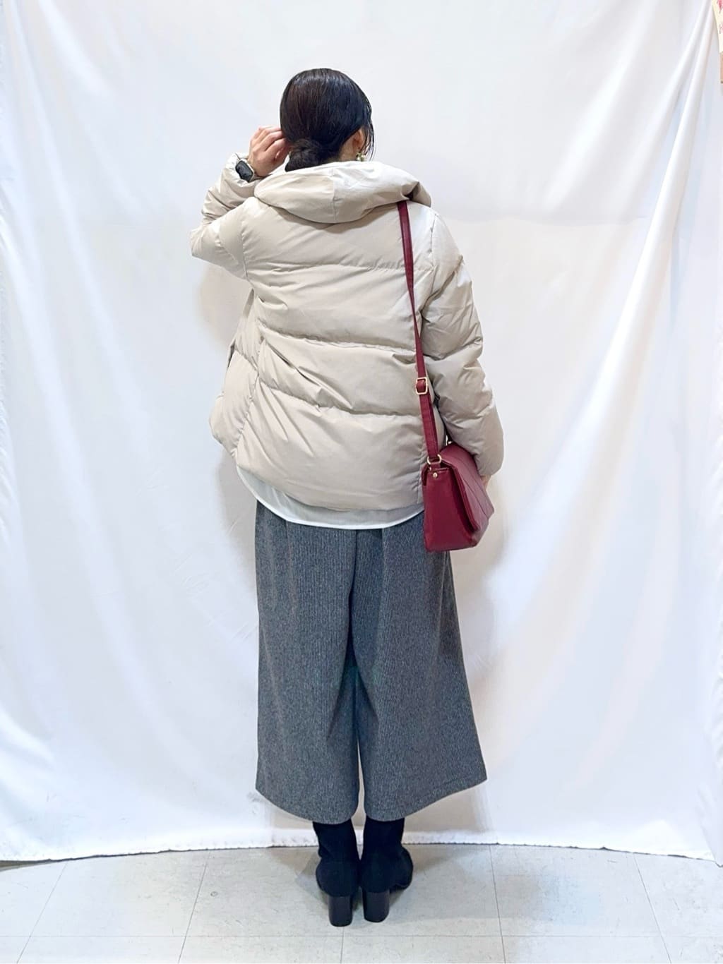 𝐇𝐢𝐫𝐨𝐦𝐢さんの「SHOO･LA･RUE｜【2点セット/洗濯機可/S-LL】着回しがきく もちもちハイネックニット+裾シャツインナー」を使ったコーディネート