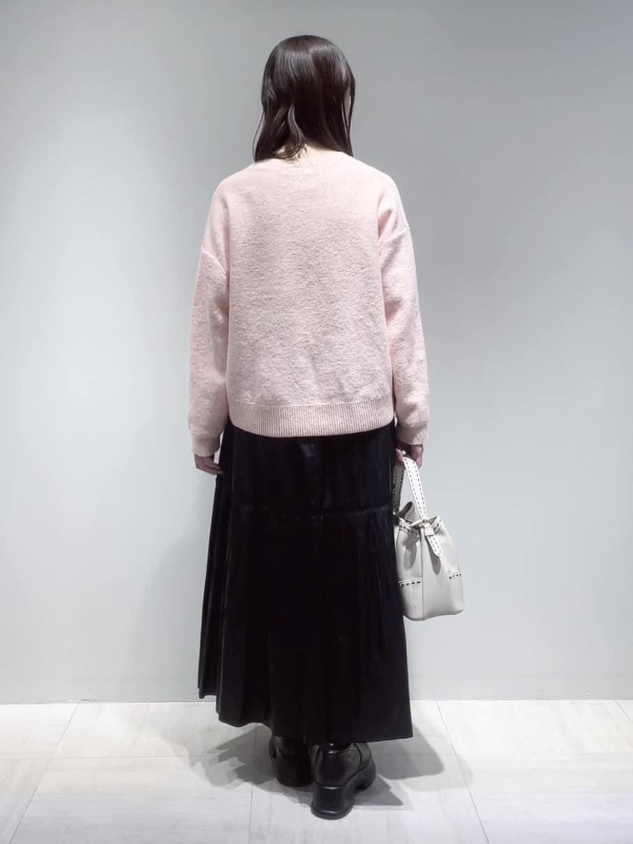 yukaさんの「Reflect｜【選べる5色／ゆったりシルエット】Vネックスパンコールニット」を使ったコーディネート