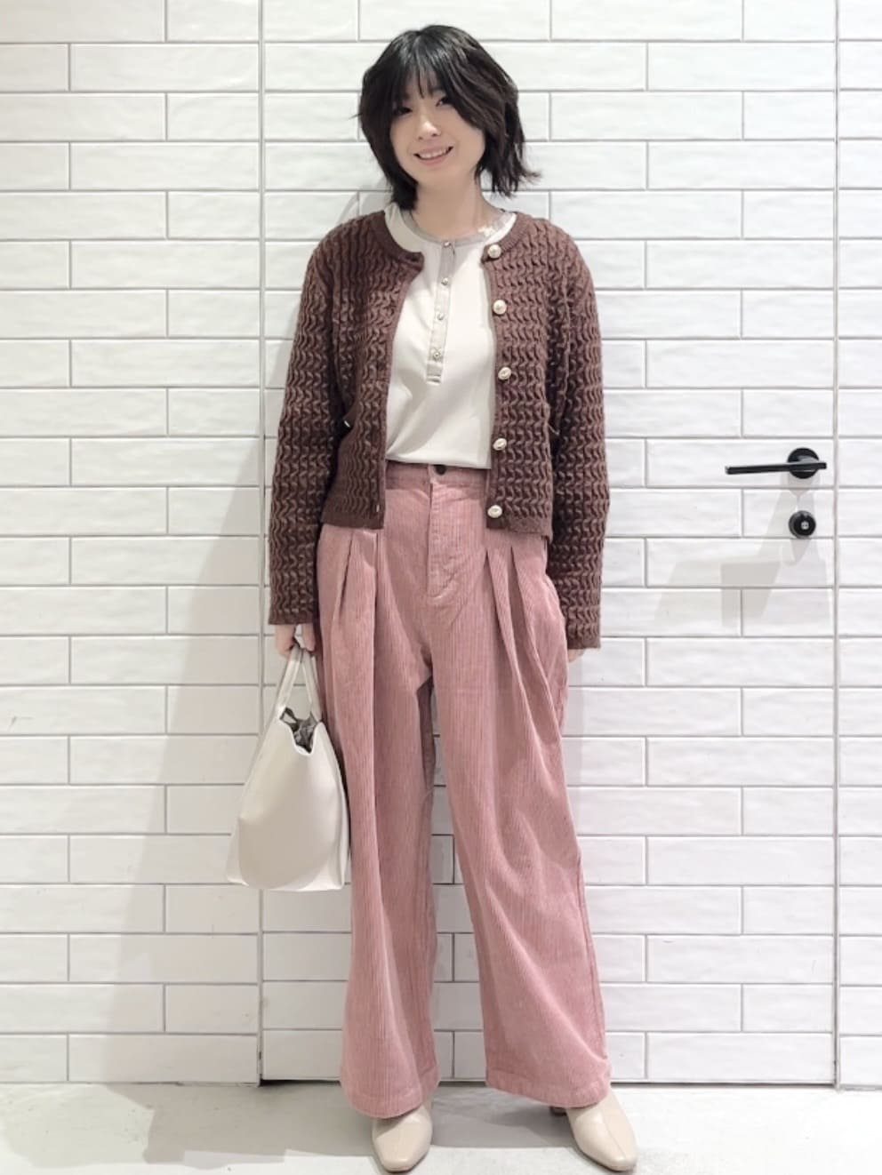 しおりさんの「OPAQUE.CLIP｜モヘヤタッチケーブル金ボタンカーディガン【洗濯機OK】」を使ったコーディネート