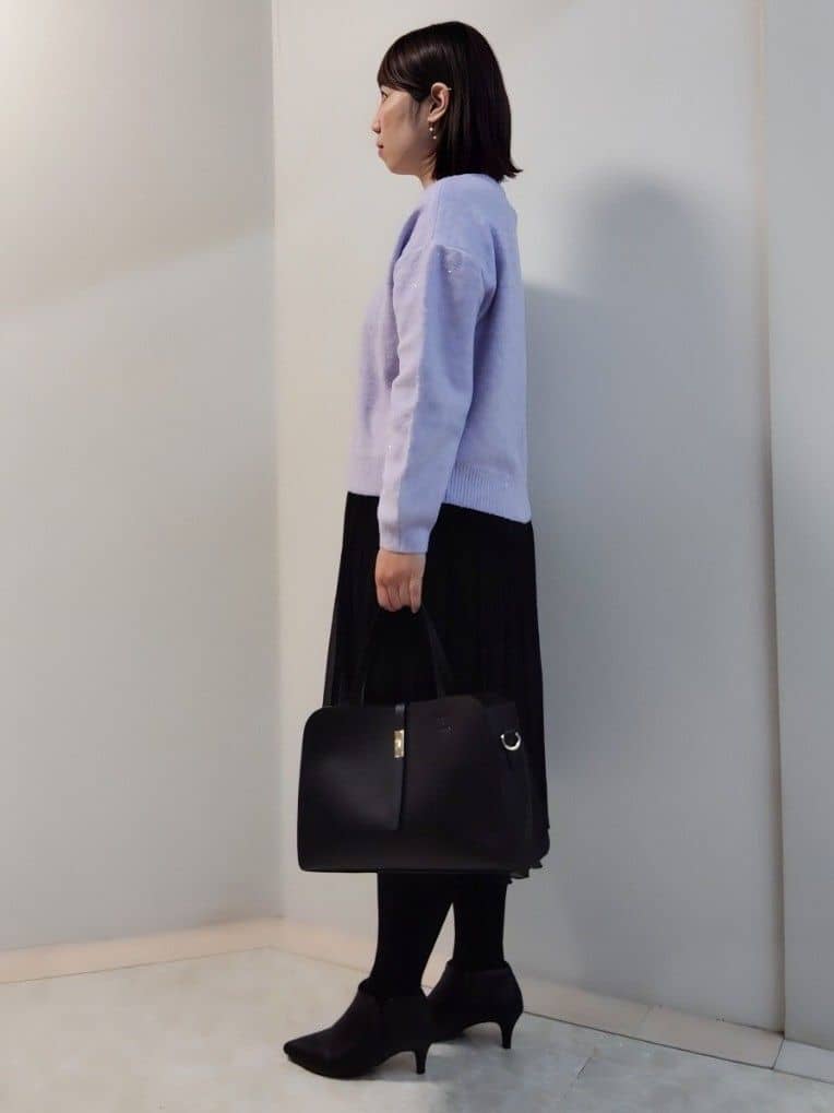 エリさんの「Reflect｜【選べる5色／ゆったりシルエット】Vネックスパンコールニット」を使ったコーディネート