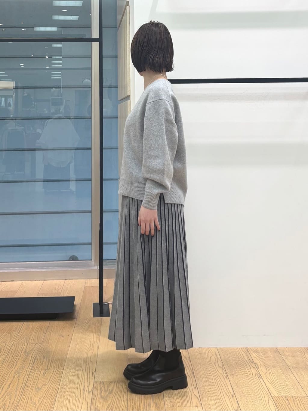 asamiさんの「INDIVI｜【洗える／カシミヤ混】ミドルゲージVネックニット」を使ったコーディネート