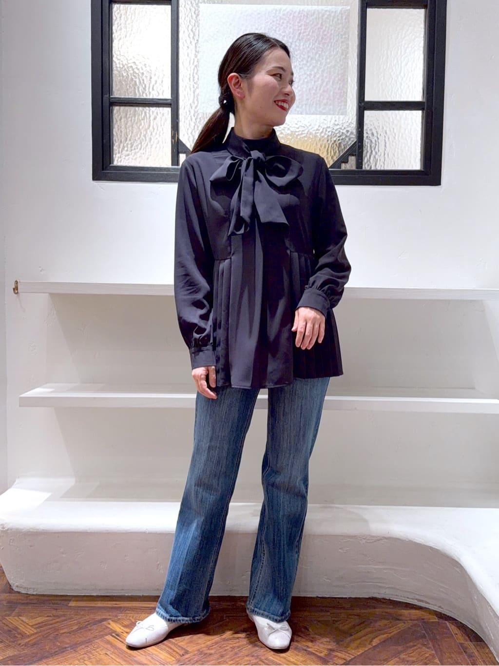 あんりさんの「grove｜【マシンウォッシュ/防シワ/UVカット】裾プリーツ取り外しボウタイブラウス」を使ったコーディネート