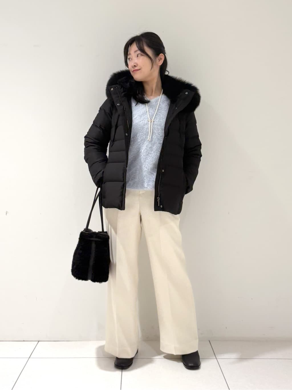 momokoさんの「INDIVI｜【名品／撥水／抗菌防臭】ショート丈リサイクルダウンコート」を使ったコーディネート