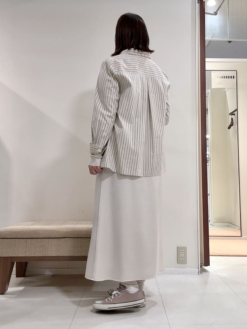 YUIさんの「UNTITLED｜【ウエストゴム/洗える】サテンナロースカート」を使ったコーディネート
