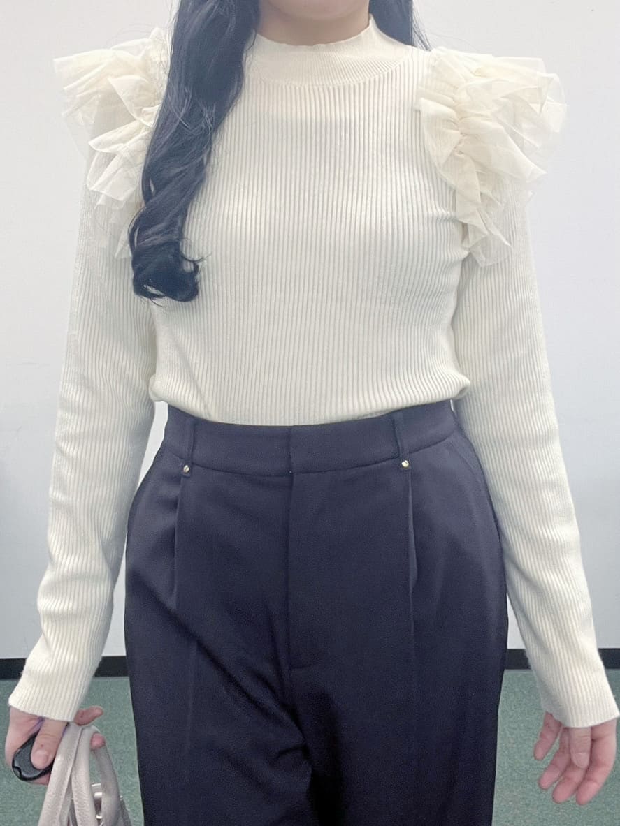 Hitomiさんの「index｜ショルダーチュールフリルハイネックニット【洗濯機OK／抗ピル】」を使ったコーディネート