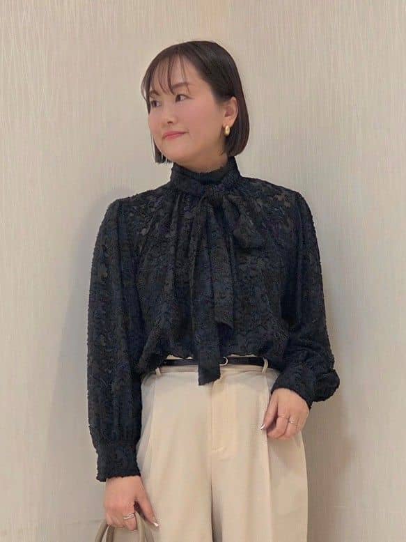 naokoさんの「UNTITLED｜【セレモニー/洗える/シアー】カットジャカード ボウタイブラウス」を使ったコーディネート
