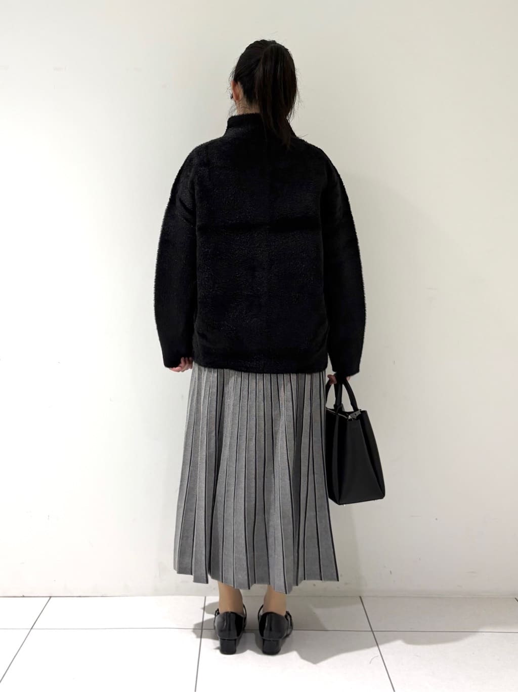 momokoさんの「INDIVI｜スタンドネック シャギーモールニット」を使ったコーディネート