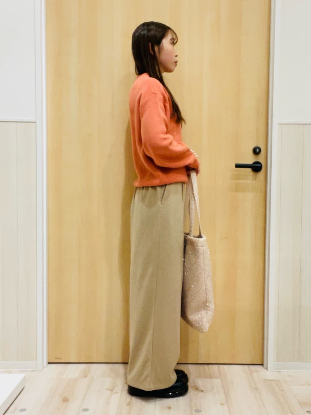 minamiさんの「SHOO･LA･RUE｜【毛玉になりにくい/洗濯機可/S-LL】お袖パールの上品ニット」を使ったコーディネート