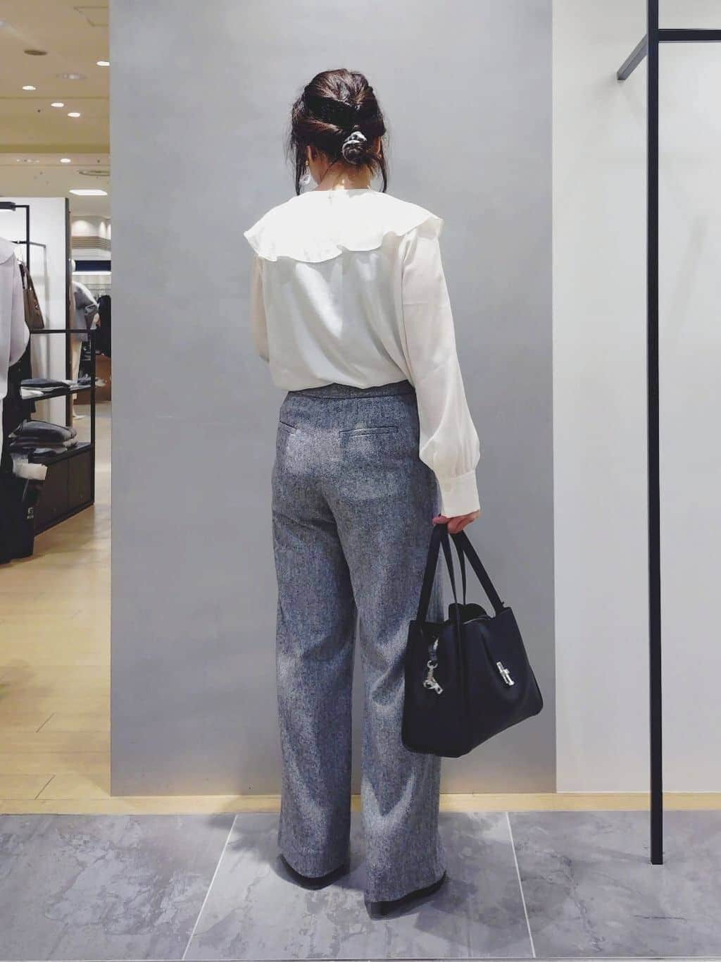 TOMOMIさんの「INDIVI｜【合皮／ミドルサイズ】春カラーフォルムバッグ」を使ったコーディネート