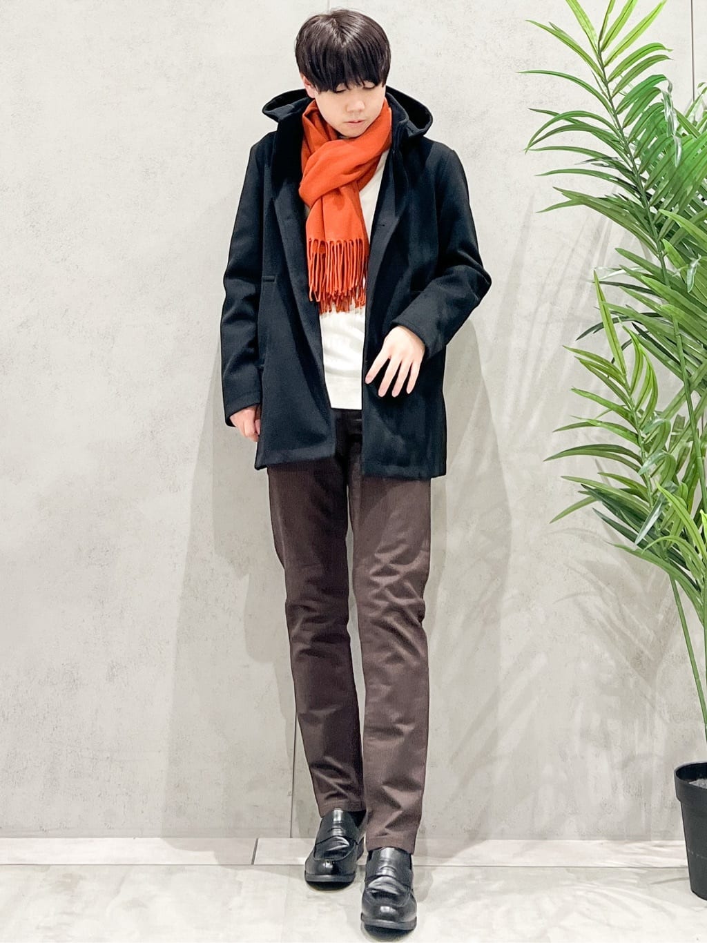 SHI-MAさんの「THE SHOP TK｜【冬のビジネスシーンに最適】シルキーモックネックニット　洗濯機OK」を使ったコーディネート