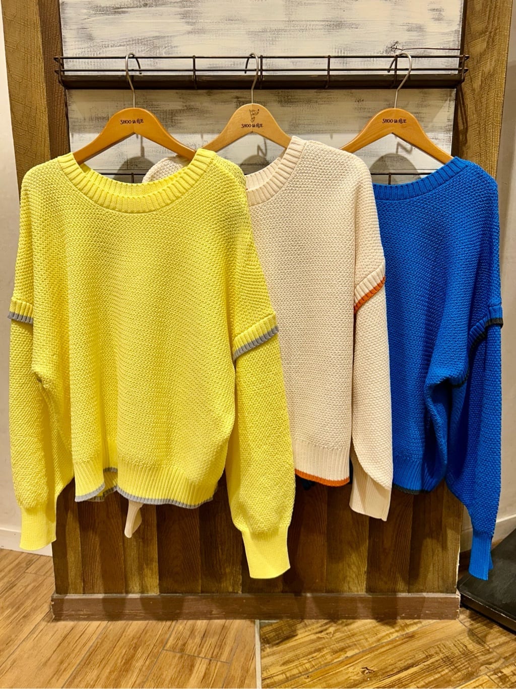 りさんの「SHOO･LA･RUE｜【前後2WAY/S-LL】体型カバーもこなれ見えも叶う　ふんわりお袖の配色パイピングニット」を使ったコーディネート