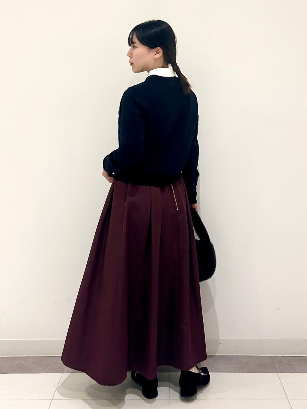 とりみさんの「DRESSTERIOR｜コンパクトフェイクファーバッグ」を使ったコーディネート