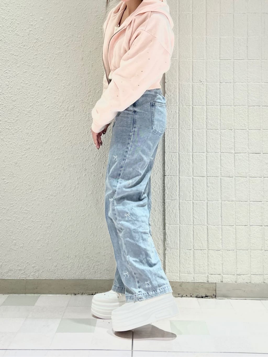 takeさんの「ESPERANZA｜【EC先行販売】きゅんフィット厚底フラットキルティングスタッズスニーカー」を使ったコーディネート