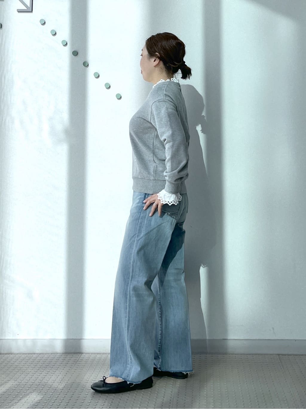 Soeさんの「DRESSTERIOR｜センタープレス ワイドストレートデニム」を使ったコーディネート