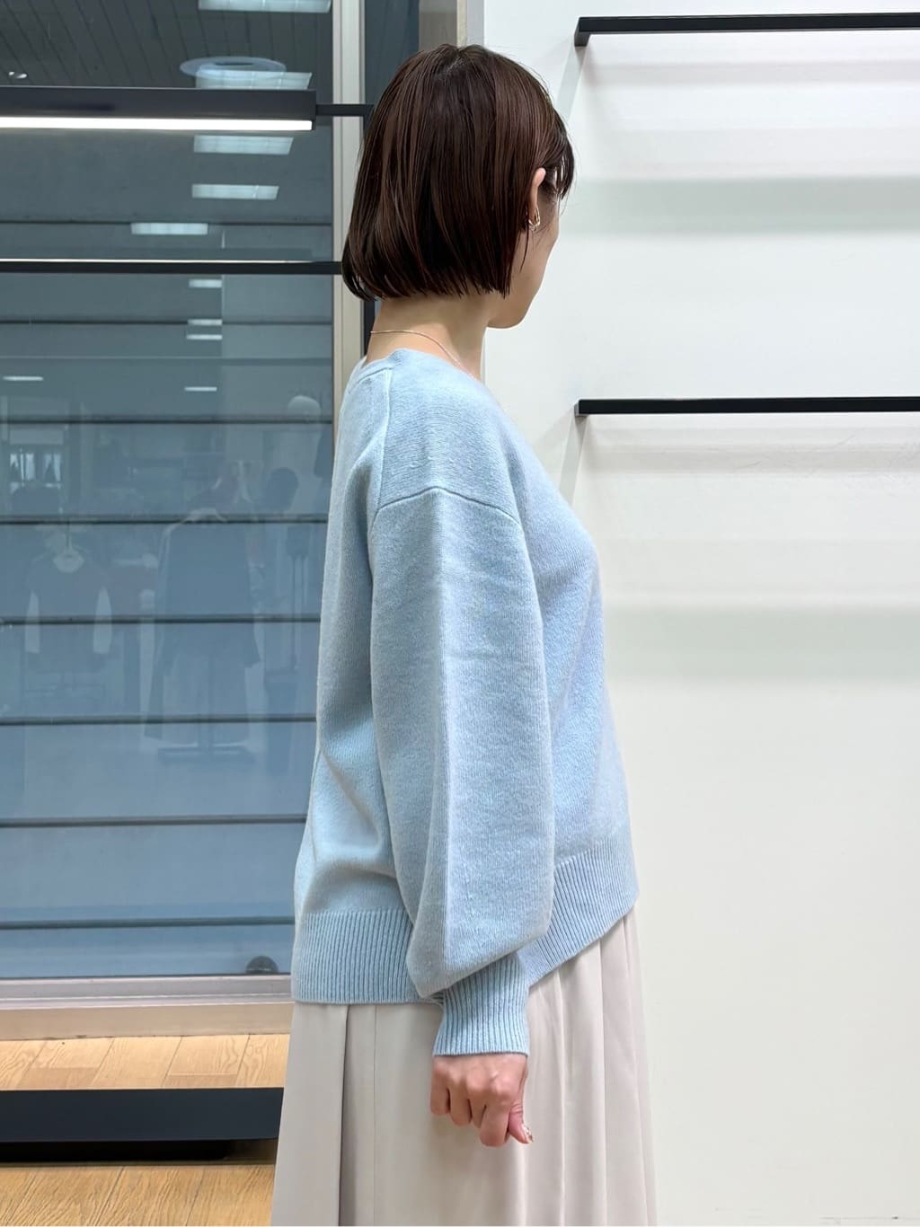 asamiさんの「INDIVI｜【洗える／カシミヤ混】ミドルゲージVネックニット」を使ったコーディネート