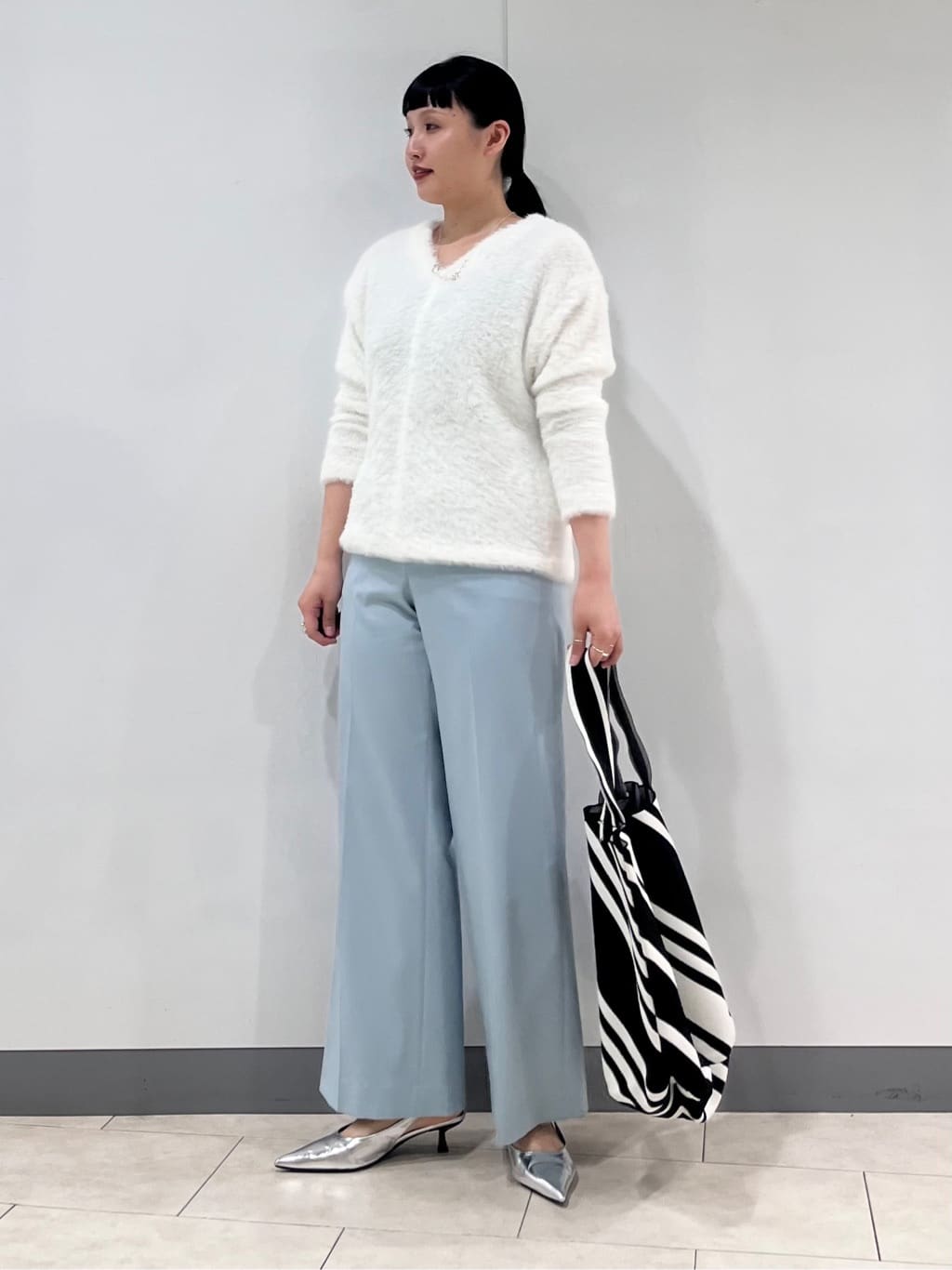 hasuさんの「INDIVI｜【名品／撥水／抗菌防臭】ショート丈リサイクルダウンコート」を使ったコーディネート