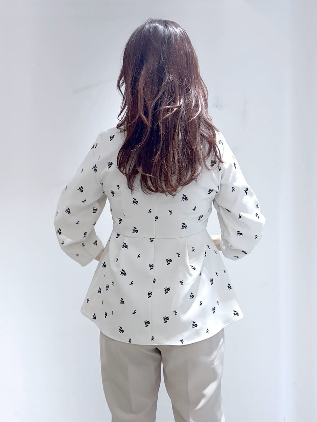 UDOさんの「OPAQUE.CLIP｜フラワー刺繍ペプラムブラウス【洗濯機OK】」を使ったコーディネート