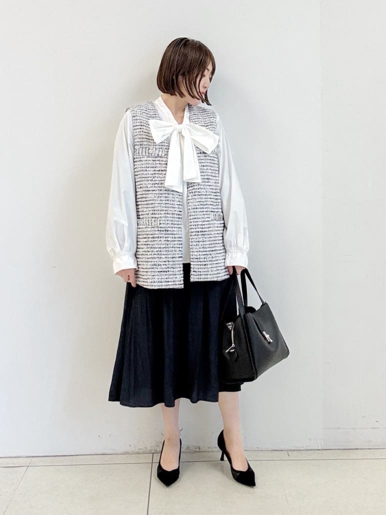 yoshiyaさんの「INDIVI｜【合皮／ミドルサイズ】春カラーフォルムバッグ」を使ったコーディネート