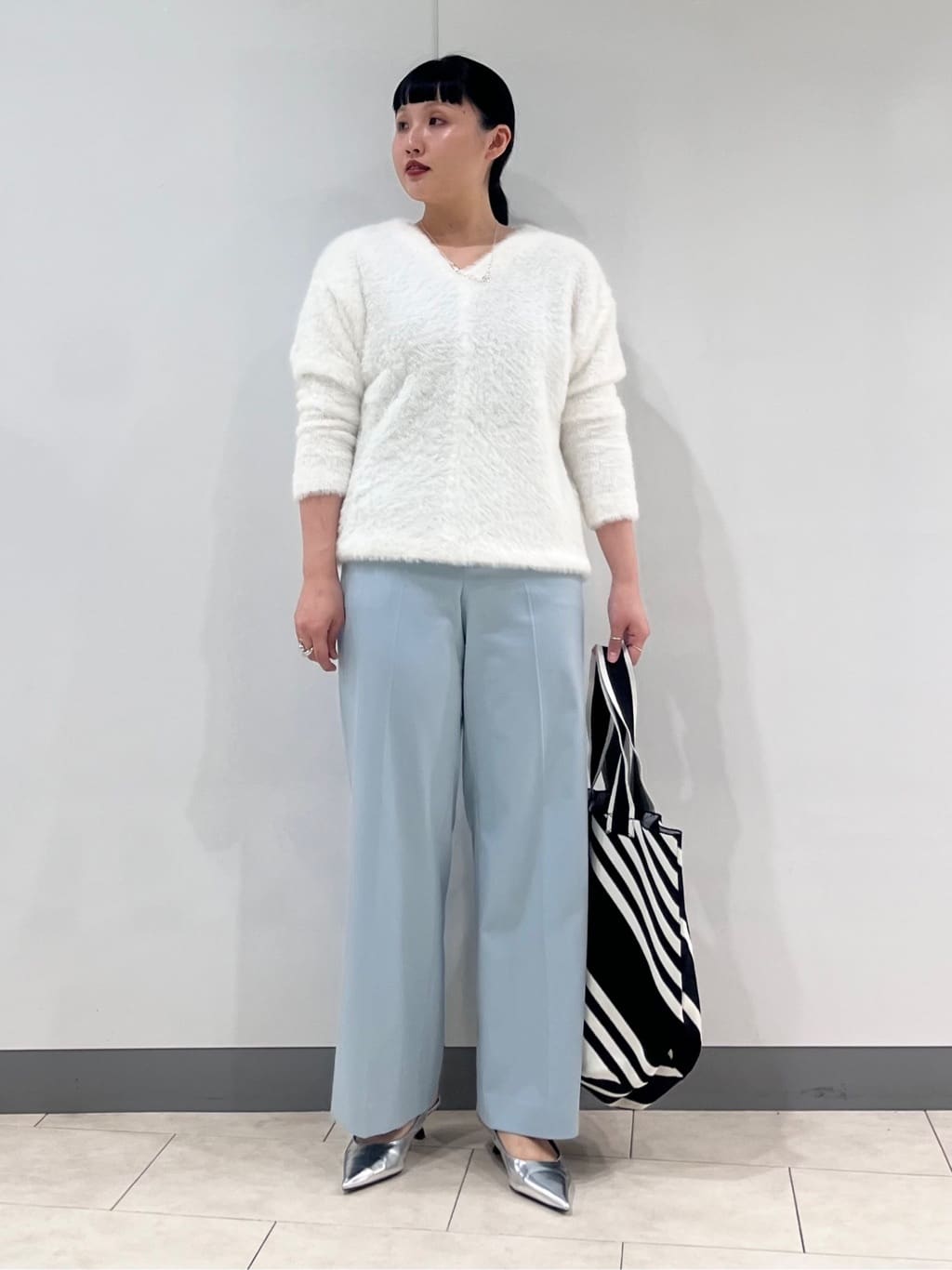 hasuさんの「INDIVI｜【名品／撥水／抗菌防臭】ショート丈リサイクルダウンコート」を使ったコーディネート