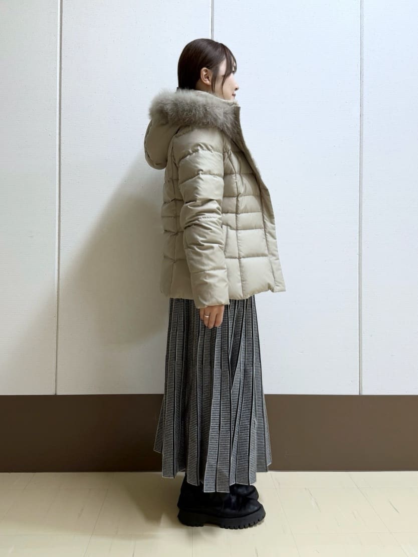 Rikoさんの「INDIVI｜【名品／撥水／抗菌防臭】ショート丈リサイクルダウンコート」を使ったコーディネート
