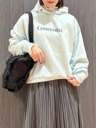 meiさんの「SHOO･LA･RUE｜【セットアップ可/S-LL/なめらかタッチ】選べる3柄 ロゴ入りプルパーカ」を使ったコーディネート