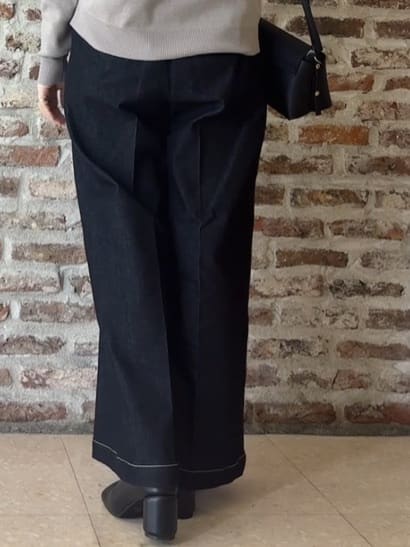 tokiさんの「THE SHOP TK｜【すっきりシルエットが叶う】大人のためのVネックニット/毛玉になりにくい/静電気防止/洗濯機OK」を使ったコーディネート