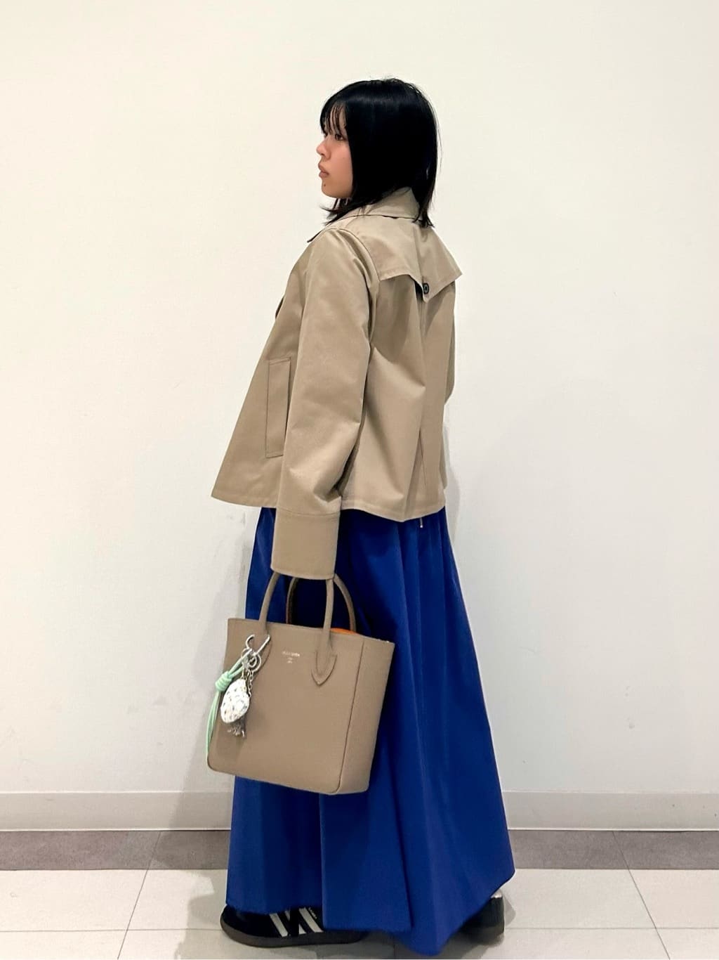 とりみさんの「DRESSTERIOR｜【ウォッシャブル/撥水素材】Aラインショートトレンチジャケット」を使ったコーディネート