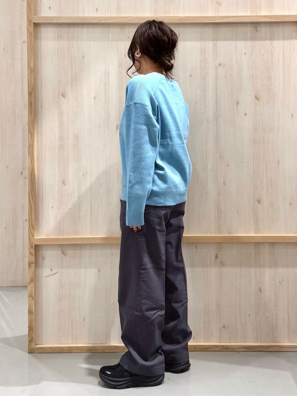 nanaさんの「THE SHOP TK｜【すっきりシルエットが叶う】大人のためのVネックニット/毛玉になりにくい/静電気防止/洗濯機OK」を使ったコーディネート