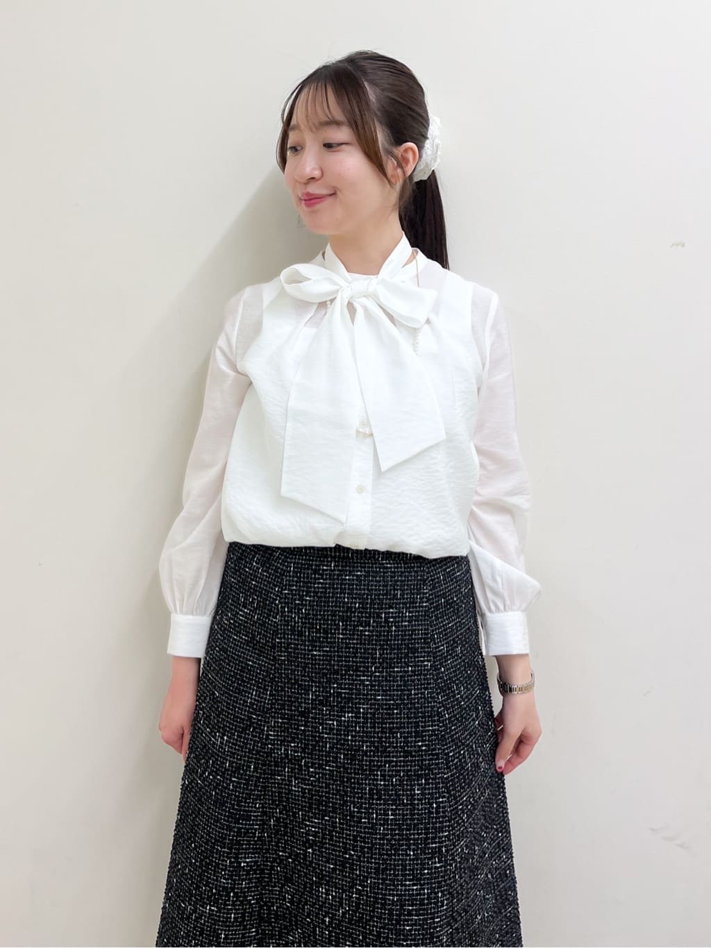mikikoさんの「Reflect｜【通勤／ボウタイ取り外し可】ボウタイ付きバンドカラーブラウス」を使ったコーディネート