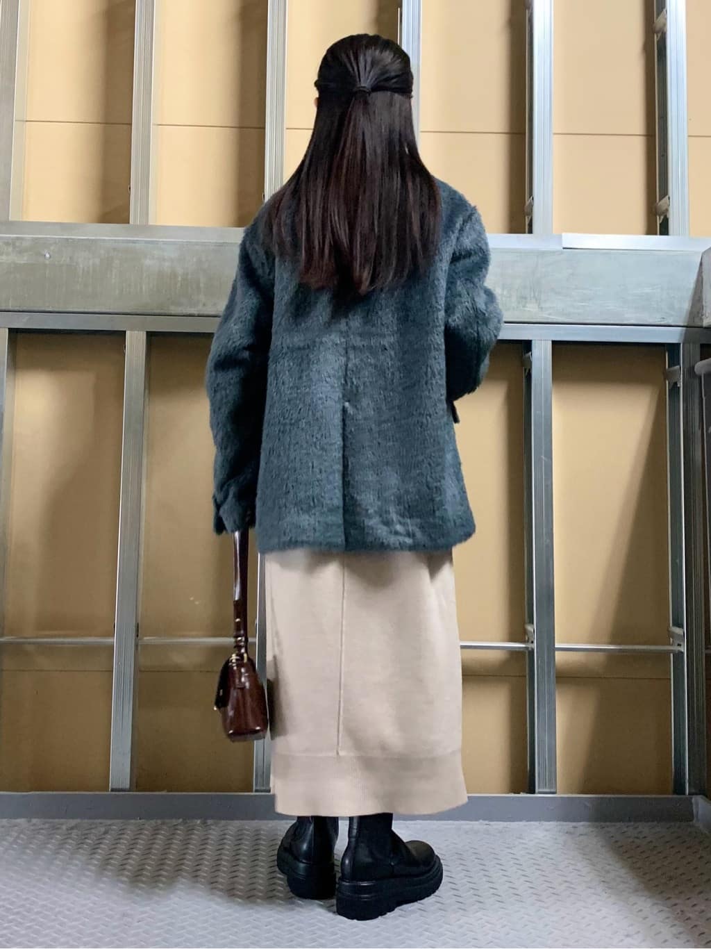 sahoさんの「THE SHOP TK｜纏うだけで大人上品 シャギーチェスターハーフコート」を使ったコーディネート