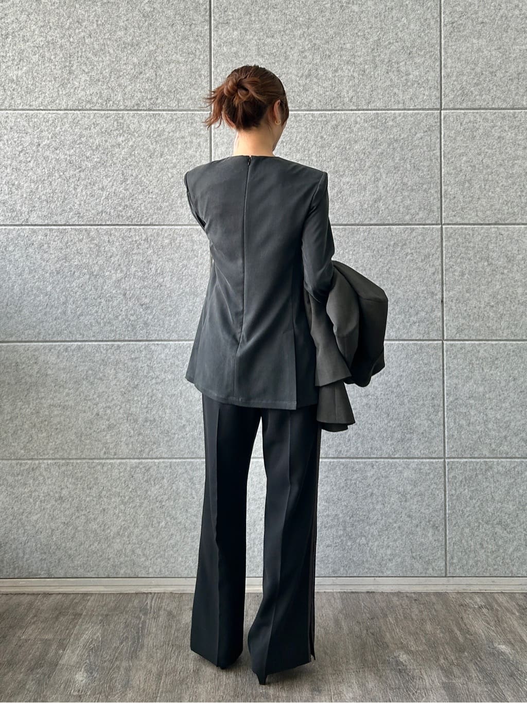 harunaさんの「CODE A｜line zip trousers」を使ったコーディネート