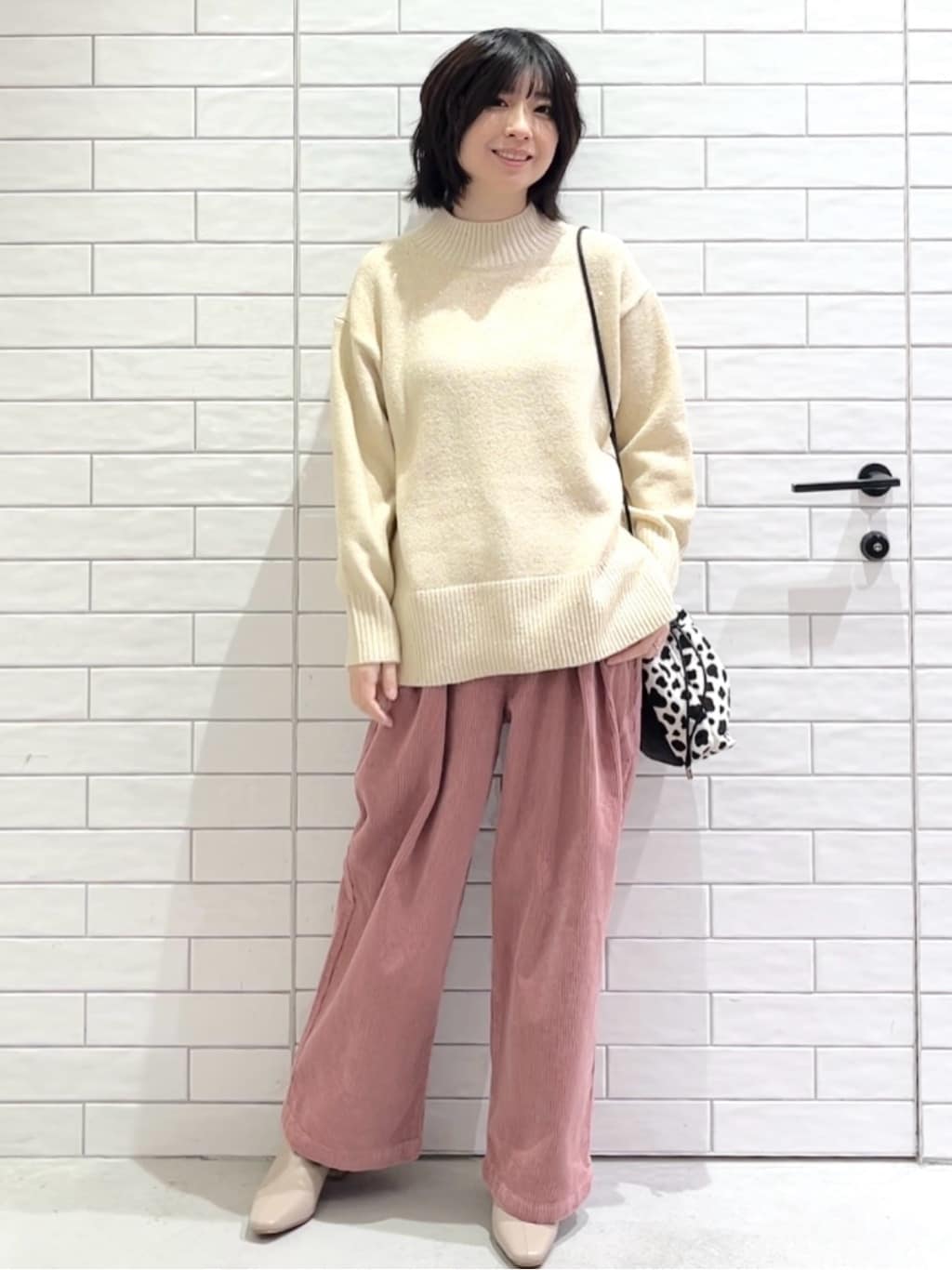 しおりさんの「OPAQUE.CLIP｜コーデュロイタックワイドパンツ【洗濯機OK】」を使ったコーディネート