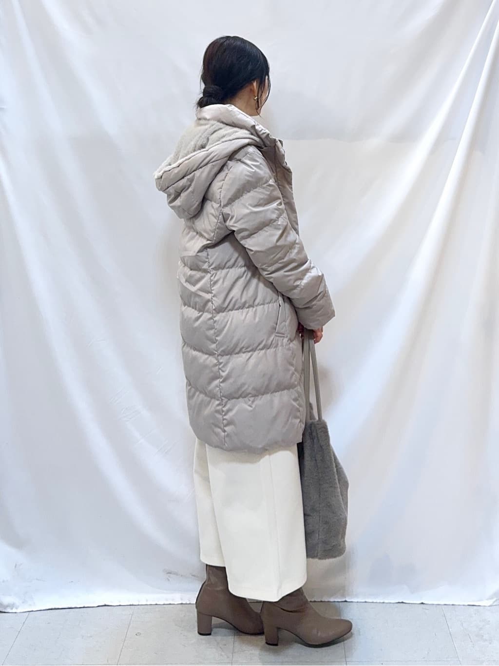 𝐇𝐢𝐫𝐨𝐦𝐢さんの「SHOO･LA･RUE｜【洗濯機可/撥水】フェイクファーフード ロングダウン」を使ったコーディネート