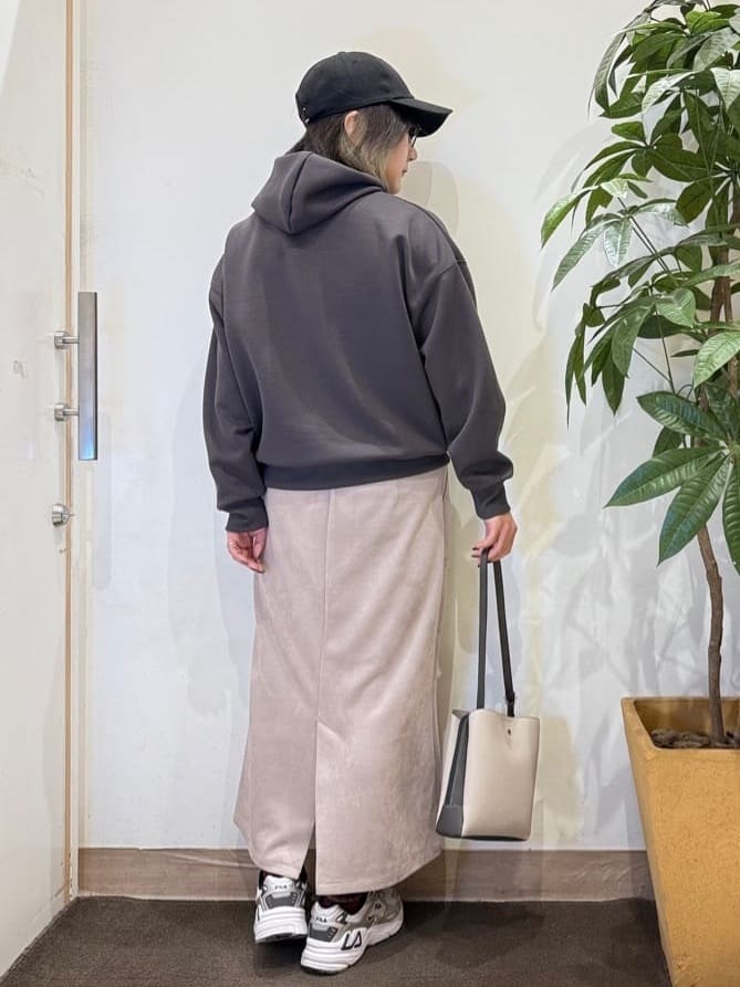 misakiさんの「SHOO･LA･RUE｜【セットアップ可/S-LL/なめらかタッチ】選べる3柄 ロゴ入りプルパーカ」を使ったコーディネート