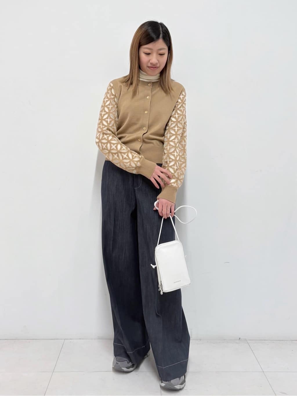 Nishijimaさんの「DRESSTERIOR｜【インナー使いに最適/しっとり暖かな吸湿発熱素材】タートルネックプルオーバー」を使ったコーディネート