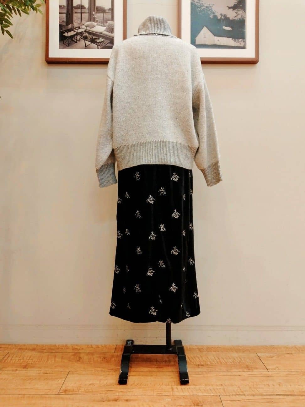 みうらさんの「SHOO･LA･RUE｜大人な小花柄が魅力の 刺繍ベロア調ナロースカート」を使ったコーディネート