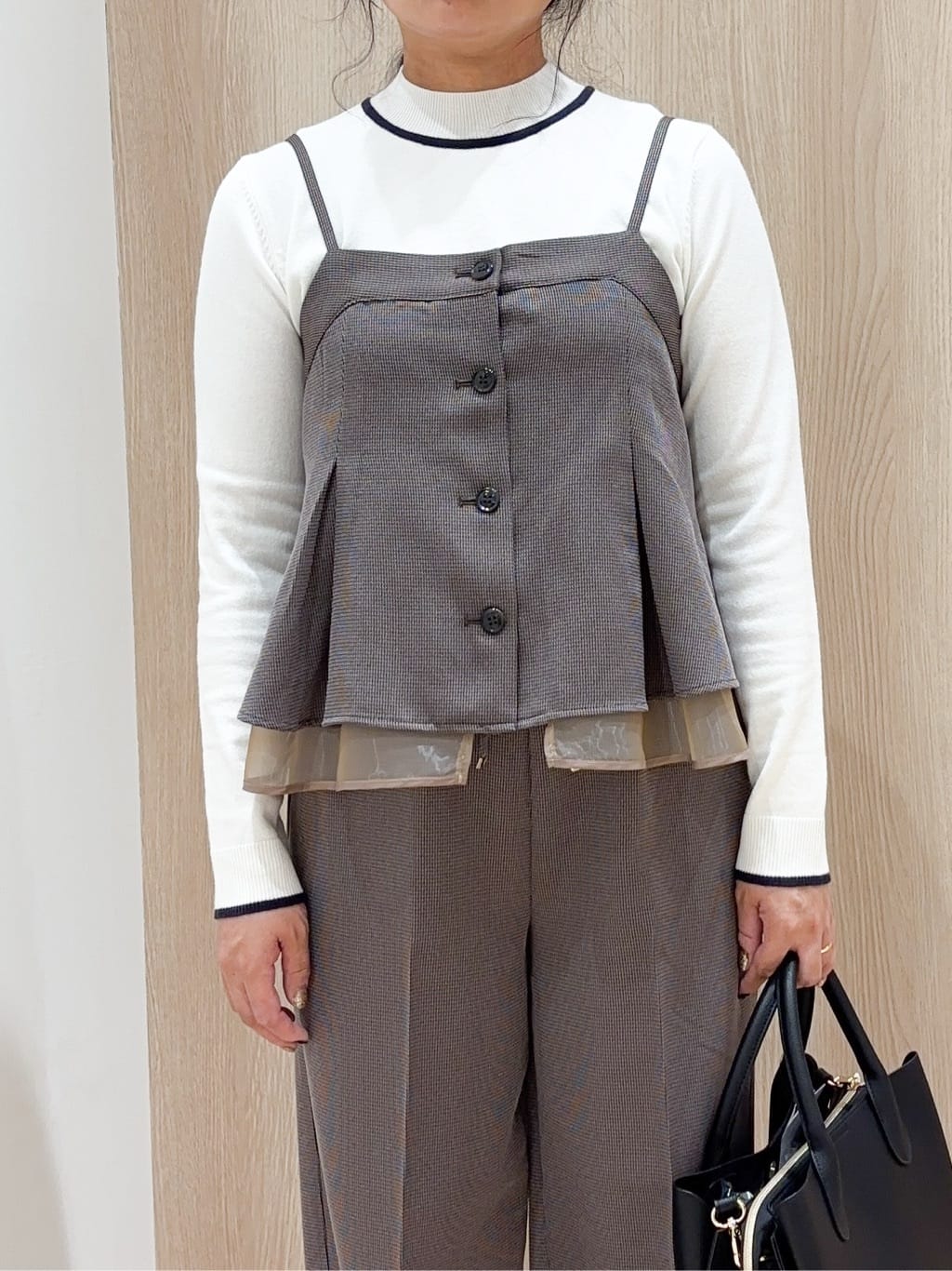 miraiさんの「grove｜【2点SET/体型カバー】透け感とレイヤードで大人の遊び心を、ビスチェSET UP」を使ったコーディネート