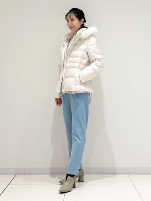 kayoさんの「INDIVI｜【名品／撥水／抗菌防臭】ショート丈リサイクルダウンコート」を使ったコーディネート