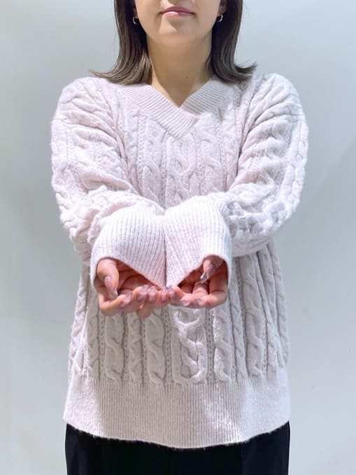 manaさんの「OPAQUE.CLIP｜ラメ混ファンシーケーブルVネックニット【洗濯機OK】」を使ったコーディネート