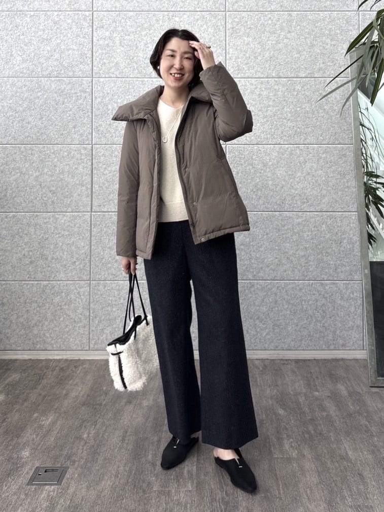 yuriさんの「INDIVI｜【撥水／洗える／デザイン衿】ステッチレス ショートダウンコート」を使ったコーディネート