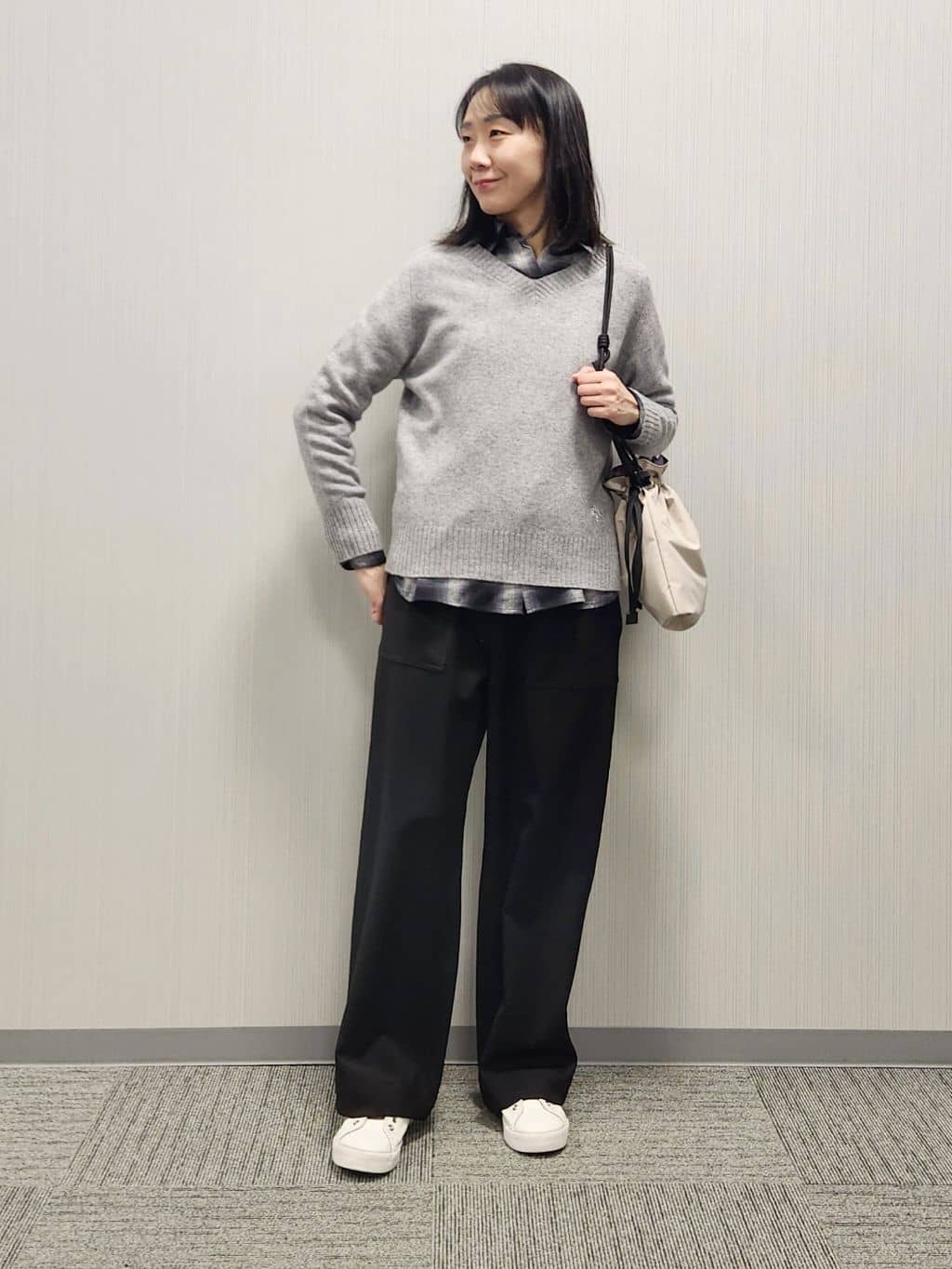 naraさんの「Dessin｜ウールカシミヤVネック」を使ったコーディネート