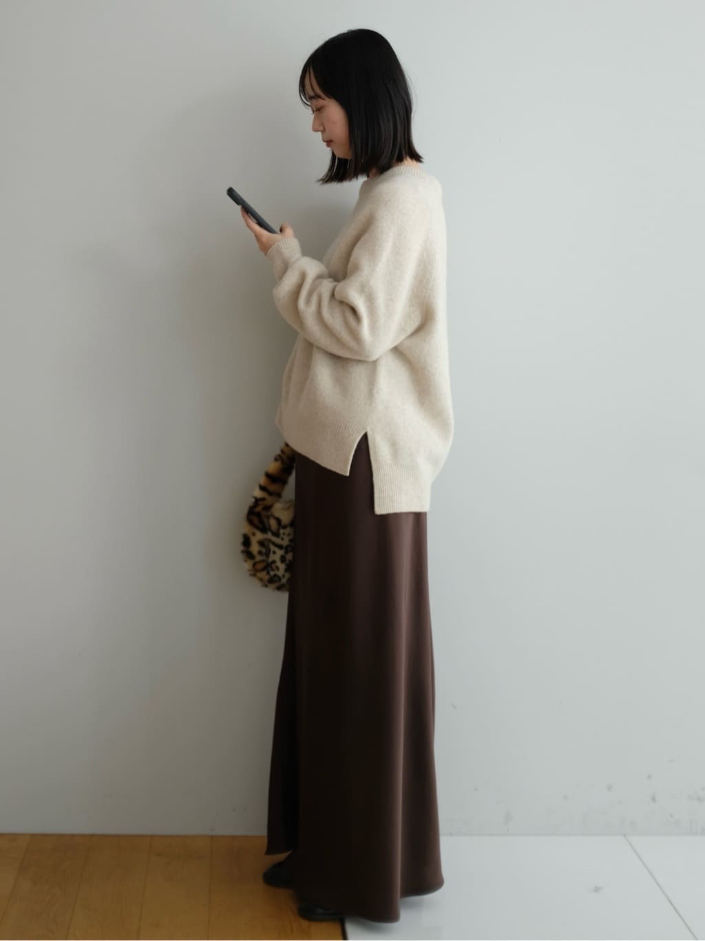 Kishimotoさんの「DRESSTERIOR｜ストレッチヴィンテージサテンナロースカート」を使ったコーディネート