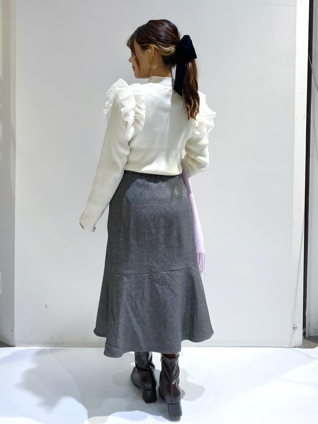 ちぃさんの「OPAQUE.CLIP｜ショルダーチュールフリルハイネックニット【洗濯機OK／抗ピル】」を使ったコーディネート