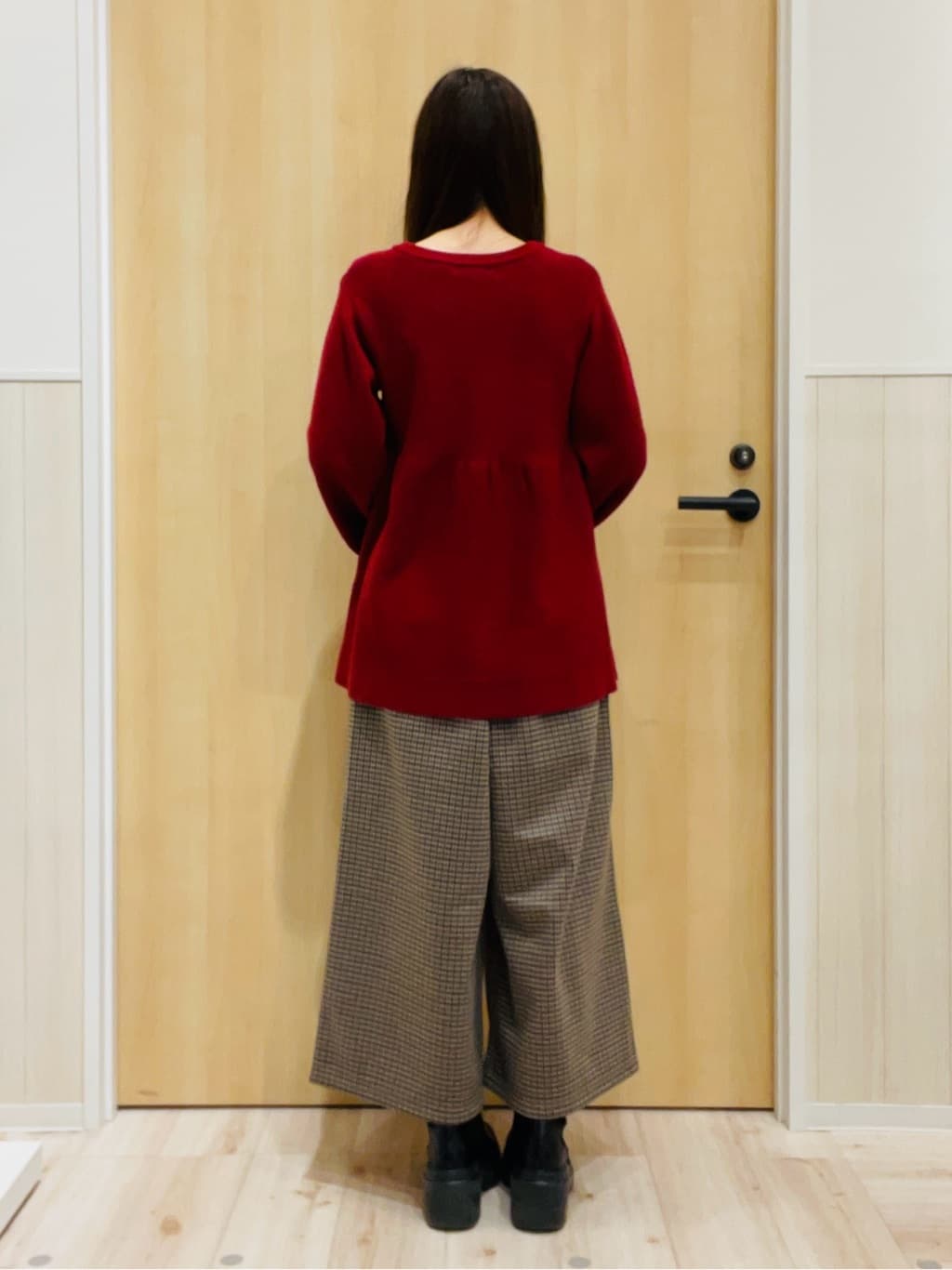 minamiさんの「SHOO･LA･RUE｜気になるお腹周りをカバー ケーブル編みペプラムニット」を使ったコーディネート