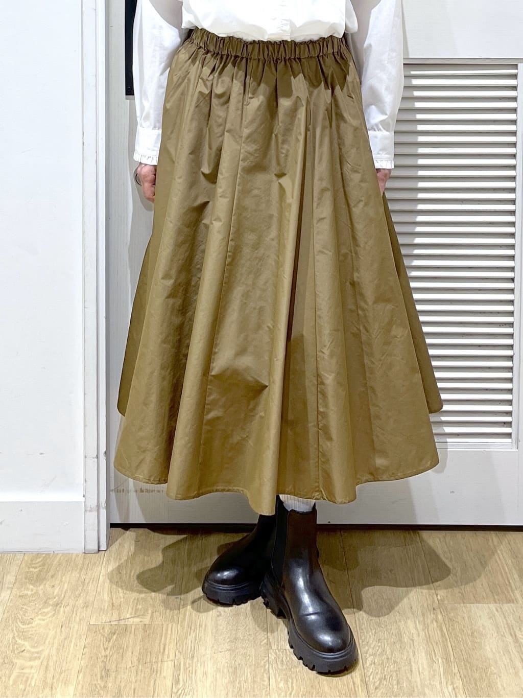Miyazakiさんの「Dessin｜【洗える】フリルネックブラウス」を使ったコーディネート