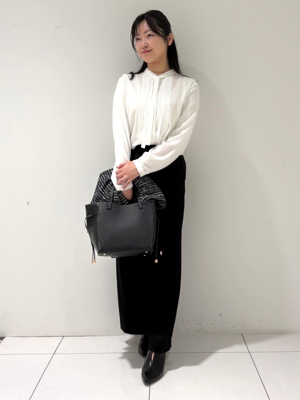 momokoさんの「INDIVI｜【褒められパンツ／ウール混】ウォームウール ワイドパンツ」を使ったコーディネート