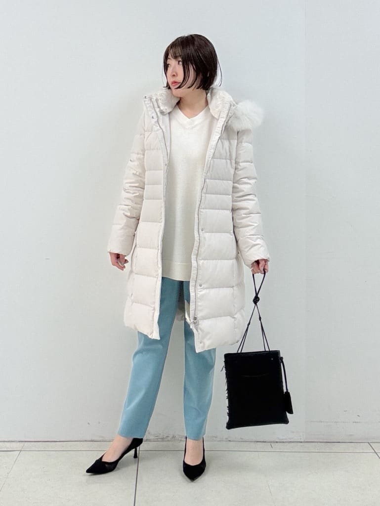 yoshiyaさんの「INDIVI｜【名品／撥水／抗菌防臭】ロング丈リサイクルダウンコート」を使ったコーディネート