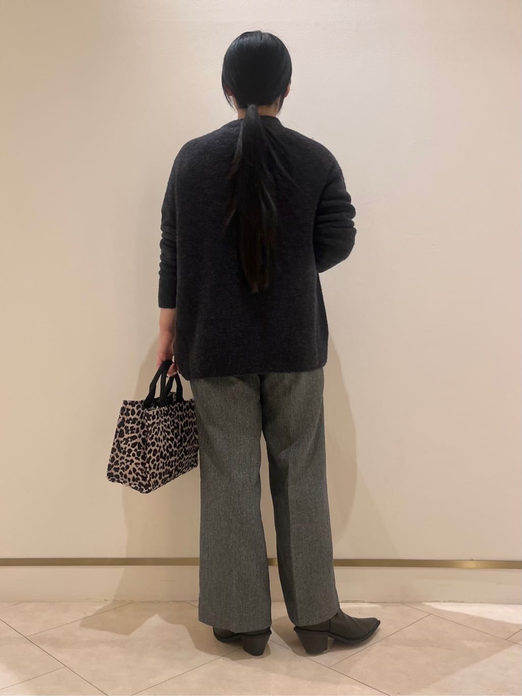 hasuさんの「INDIVI｜【ウール混ラメ素材】Vネック煌めきニット」を使ったコーディネート