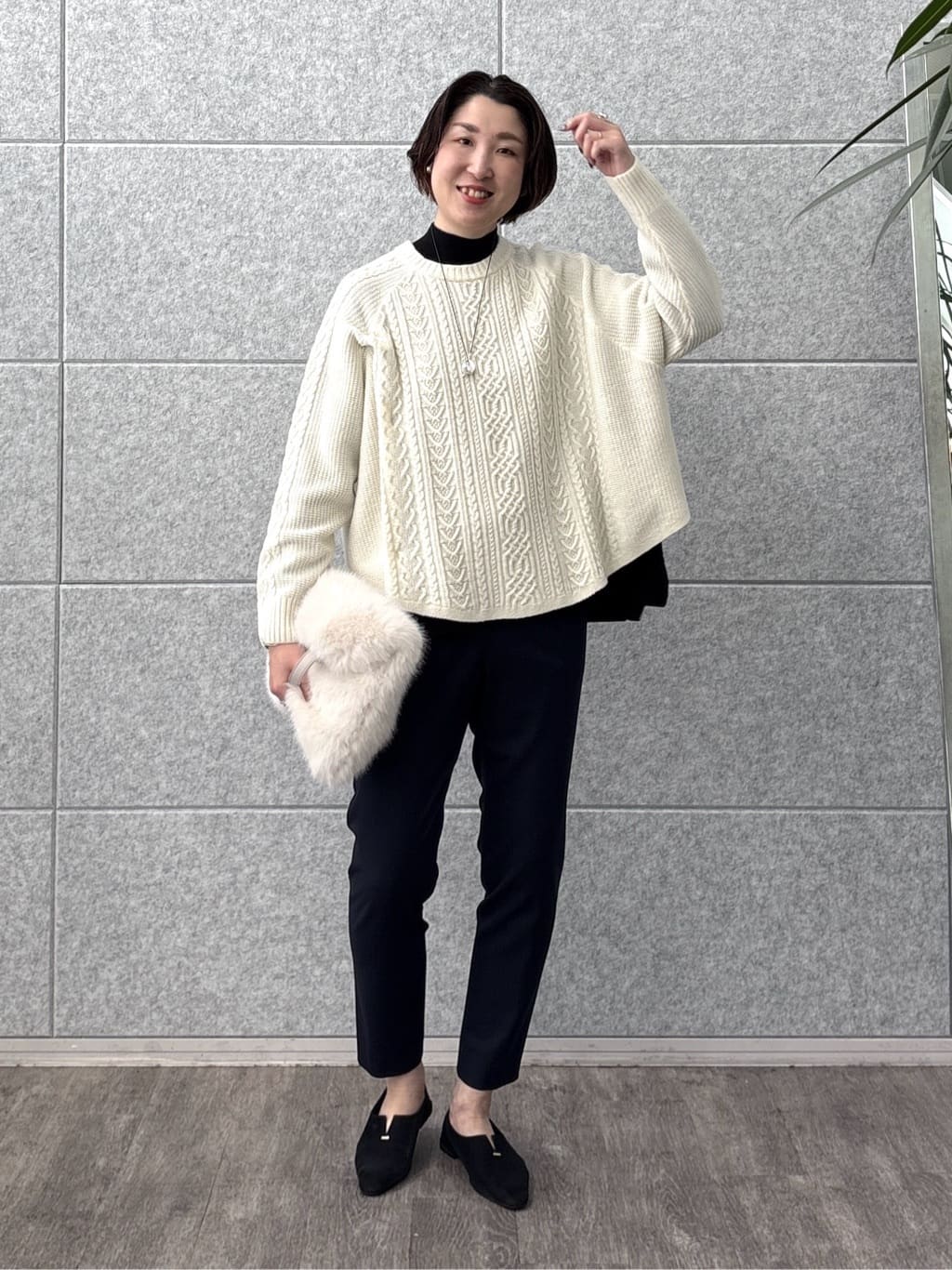 yuriさんの「INDIVI｜【洗える】ケーブルデザイン ラウンドヘムニット」を使ったコーディネート